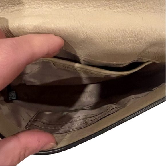 MICHAEL KORS crossbody bag!! 💼 - Picture 4 of 7